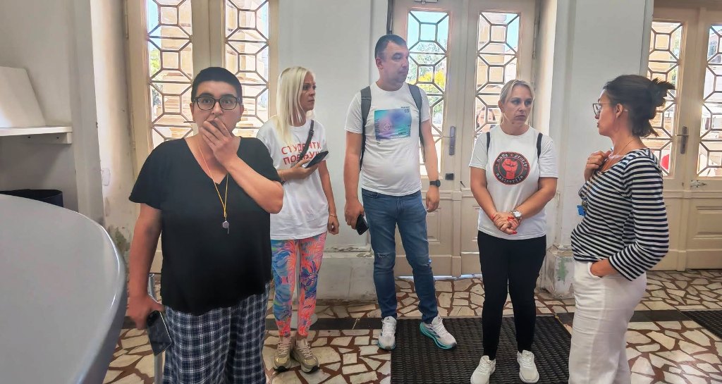 Dijana Hrka podržala majke u Bečeju: „Ovo je bruka i sramota“