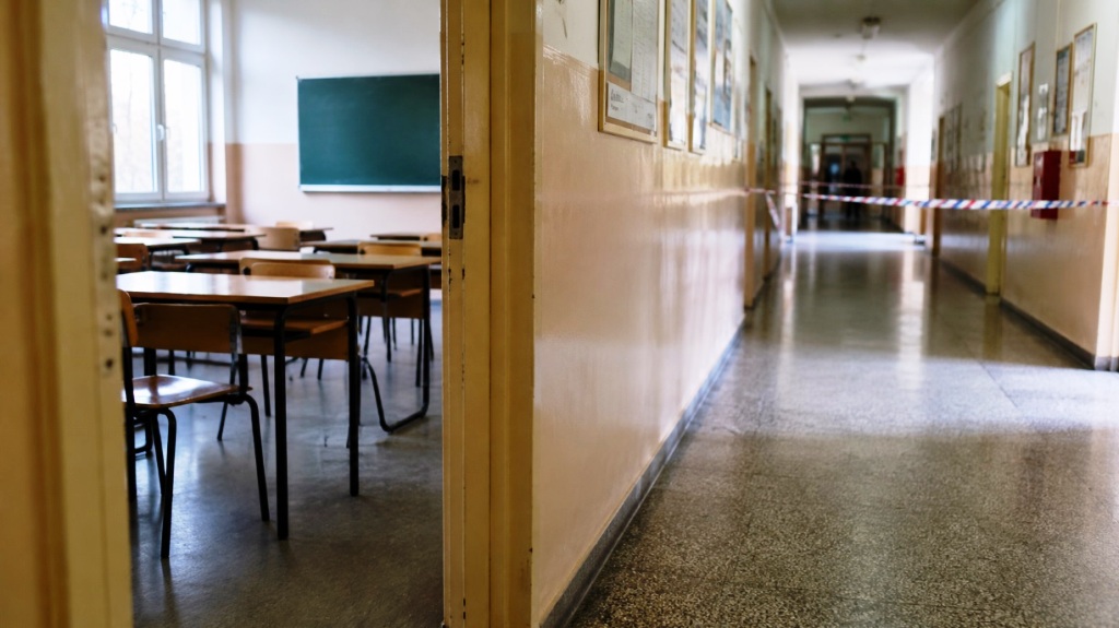 PrazanHodnikSkola