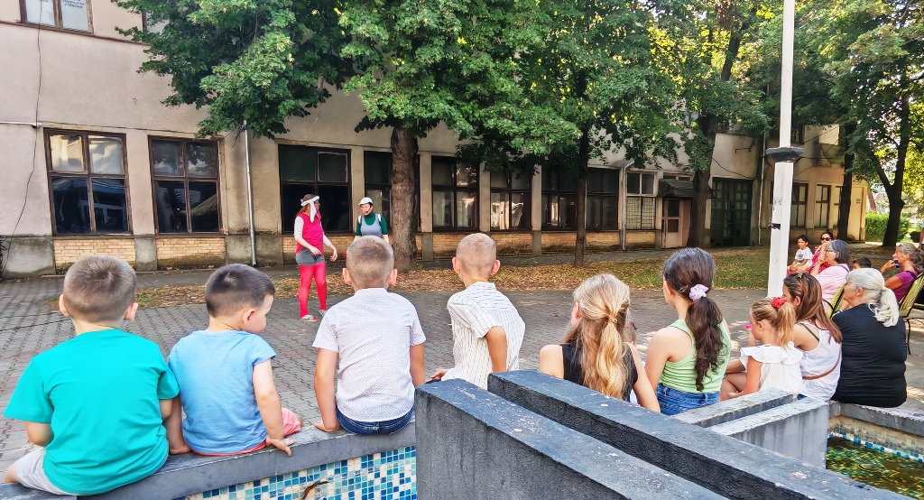 „Kornjača i zec“ okupila mališane u Gradskom parku: Predstava o upornosti, poštenju i pravim vrednostima