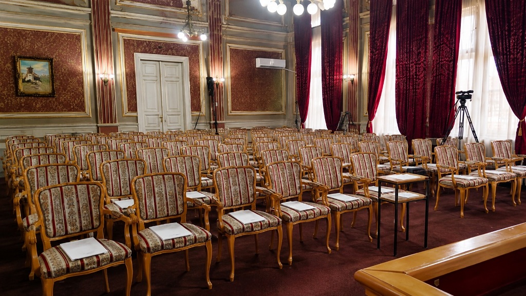 VelikaSalaBecejPraznaAI